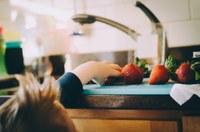 Cosa mettiamo nel piatto? Storie buone tra cucina, libri e giornali